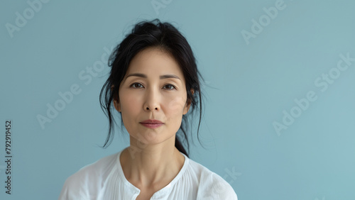 Japanische schöne reife Frau im Business Look schaut freundlich in die Kamera, ai generativ