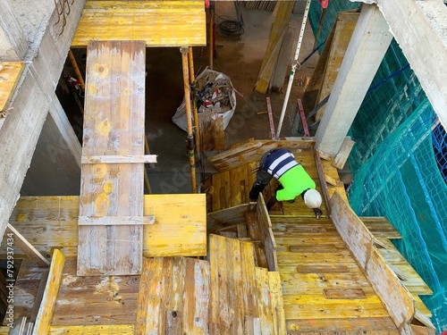 Trabajador de la construcción preparándose para colocar acero corrugado en una escalera de hormigón armado photo