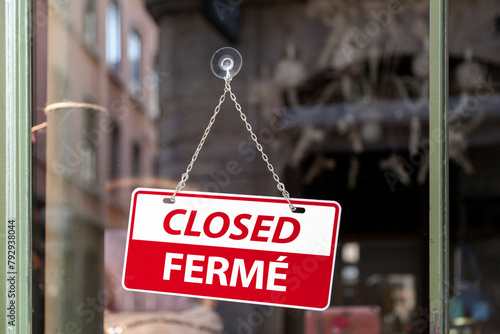 Closed sign in English and French