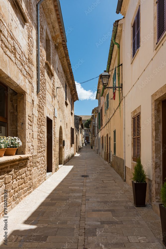 Fototapeta premium Kleine Gasse in der Altstadt von Alcudia (Mallorca)