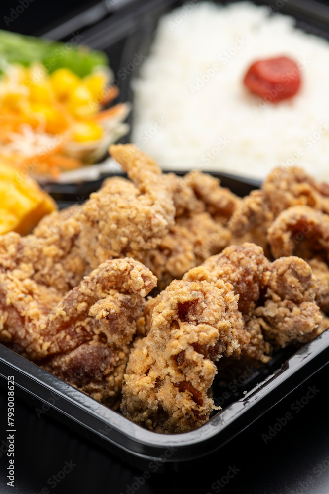 黒背景に唐揚げ弁当 黒背景に唐揚げ弁当