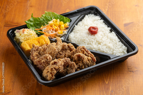 Cuadro en lienzo 木目のテーブルの上に唐揚げ弁当
