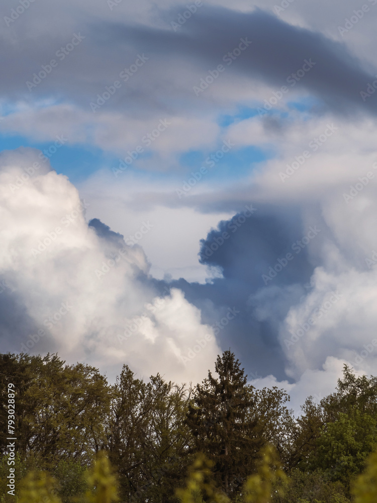 Feinste Farben, Wolken in schönen Variationen über Marburg Feinste Farben, Wolken in schönen Variationen über Marburg