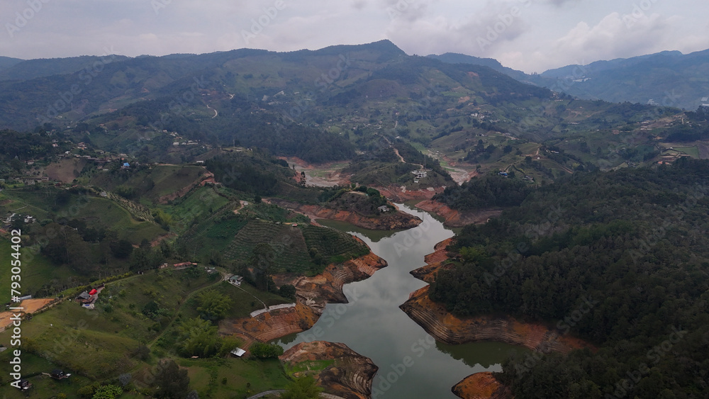 Foto aérea tomada en la represa de Guatapé, se observa el bajo nivel del agua, debido a la sequía producida por el fenómeno del Niño