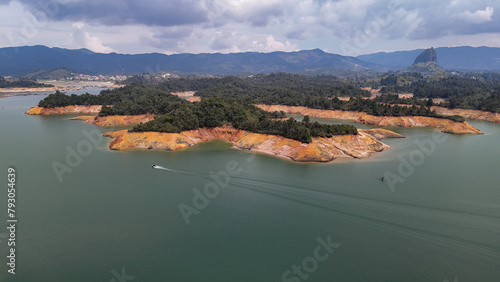 Foto aérea tomada en la represa de Guatapé, se observa el bajo nivel del agua, debido a la sequía producida por el fenómeno del Niño