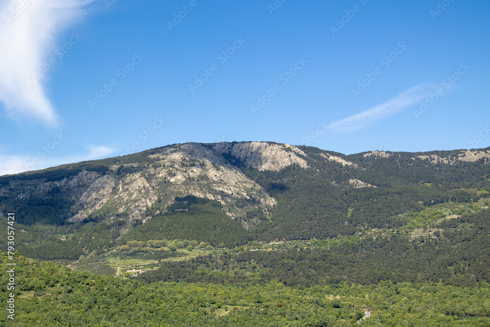 Obraz premium Panoramic mountain photograph with green trees and nature with blue sky