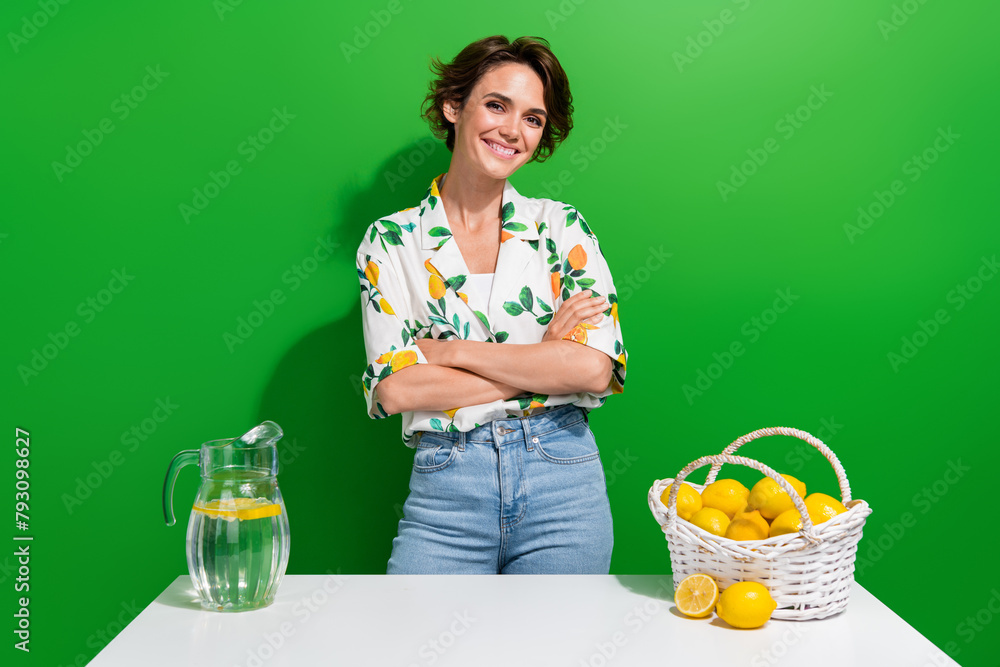 Photo of optimistic charming young woman video content creator video how cook easy receipt fresh lemonade isolated on green color background - obrazy, fototapety, plakaty 