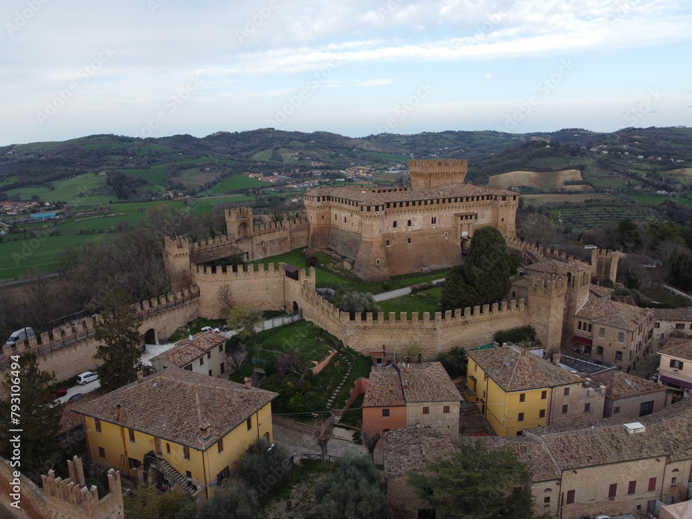 Fototapeta premium Il castello di Gradara visto con il Drone - Il castello di Paolo e Francesca