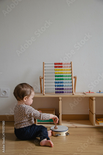 Bébé qui joue dans une chambre Montessori
