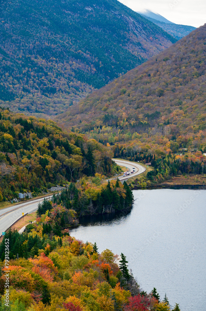 Obraz premium view of the lake and road in fall