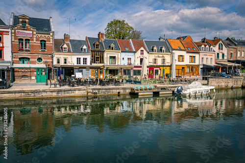 Amiens, quartier Saint Leu avec ses terrasses de cafés au bord de l'eau.