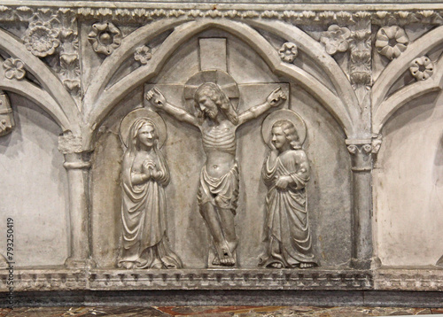 Cristo in croce tra Maria e San Giovanni; bassorilievo nell'altare del Duomo di Como photo