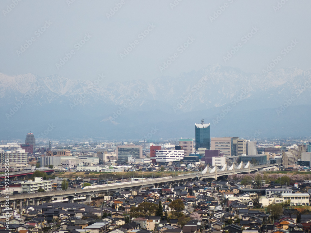 Fototapeta premium 春霞の剱岳 立山連峰と富山市街地