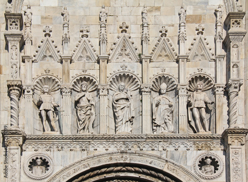 nicchie con Maria e Santi; facciata del Duomo di Como