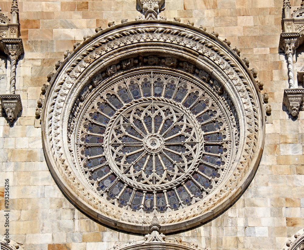 il rosone in facciata del Duomo di Como