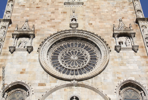 rosone e decorazioni della facciata del Duomo di Como