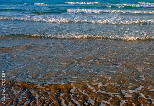 sabbia e onde sulla spiaggia come sfondo, primo piano della foto 1415