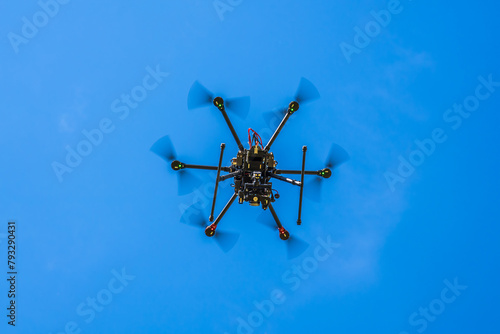 fliegende Drohne (Hexakopter)