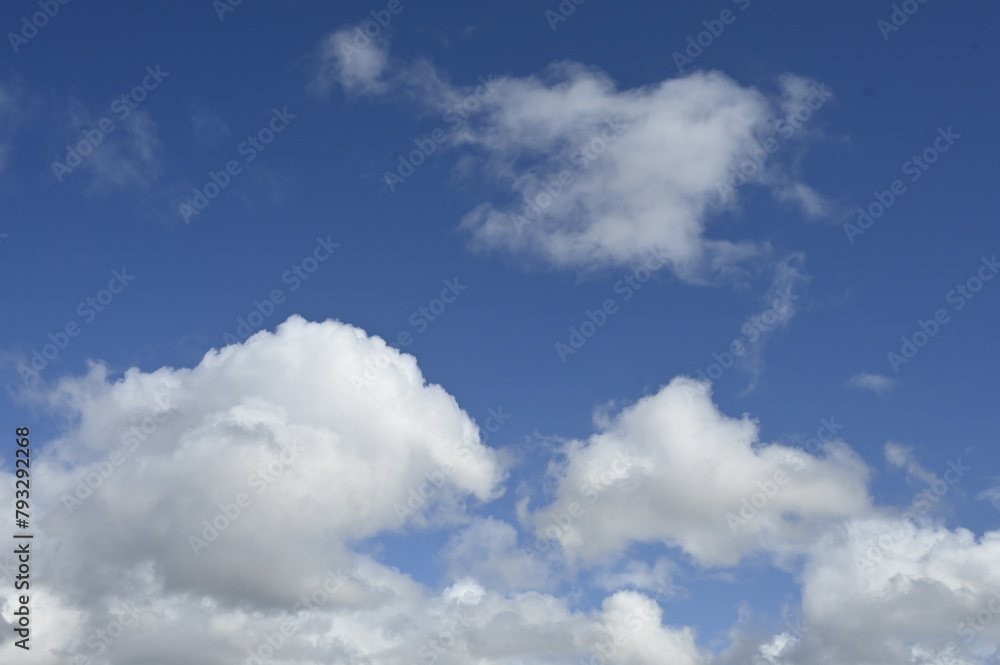 Obraz premium Ciel bleu avec nuages, éclaircies