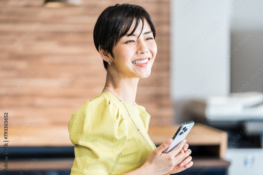 スマホを持つ女性 スマホを持つ女性