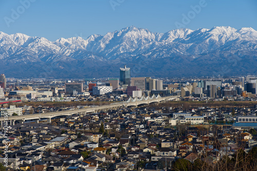 呉羽山展望台から富山市街地と剱岳立山連峰一望