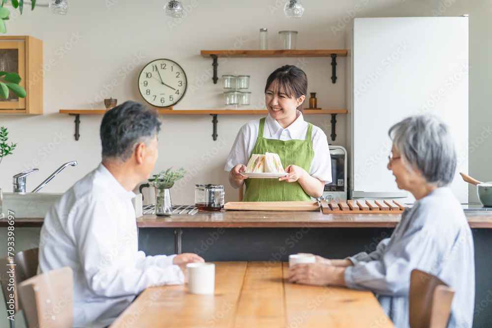 キッチンで食事の準備をするホームヘルパーの女性
キッチンで食事の準備をするホームヘルパーの女性