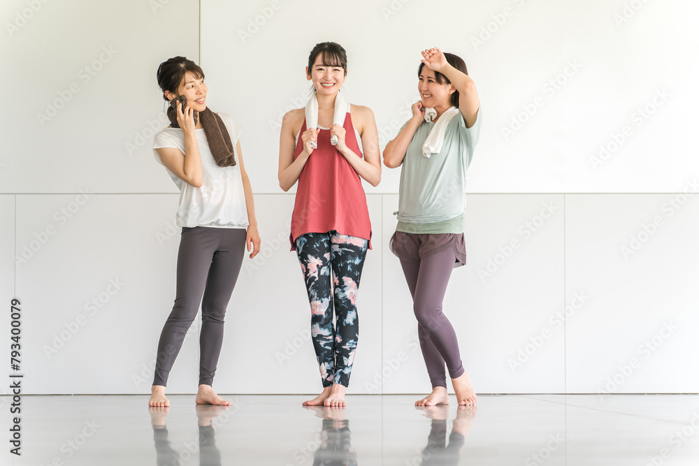 Fototapeta premium ヨガ教室に通う女友達・ママ友・インストラクター（ダイエット・ワーク運動・トレーニング・フィットネス） 