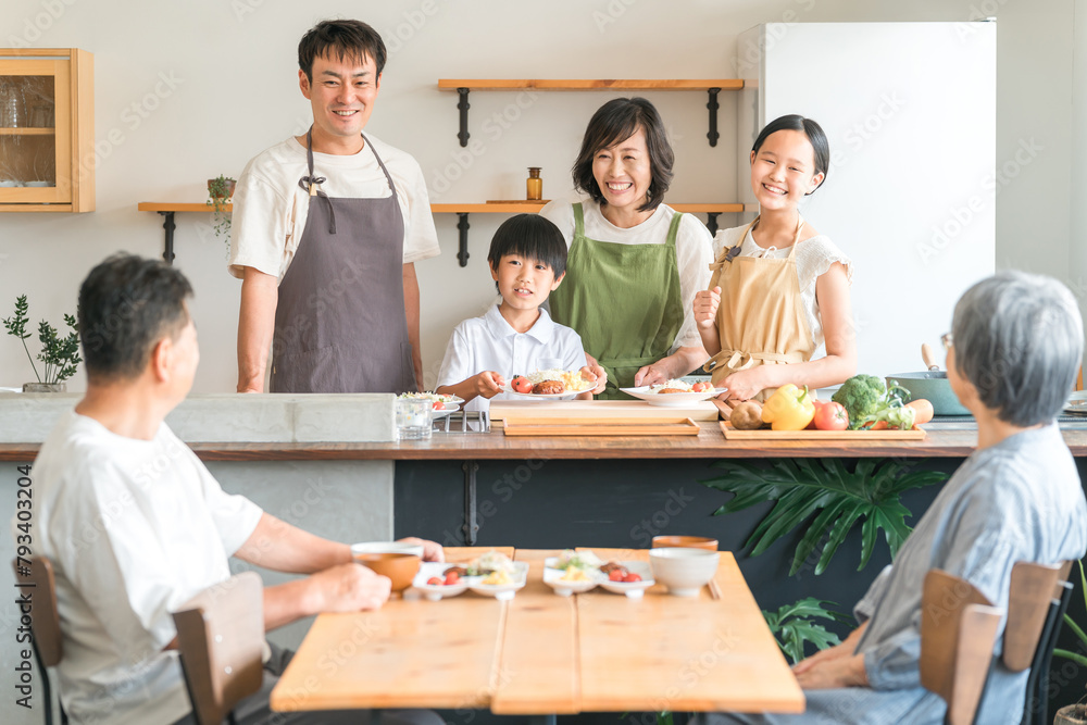 家のダイニングで祖父母に料理を作る孫・親子(敬老の日・二世帯住宅)
家のダイニングで祖父母に料理を作る孫・親子(敬老の日・二世帯住宅)