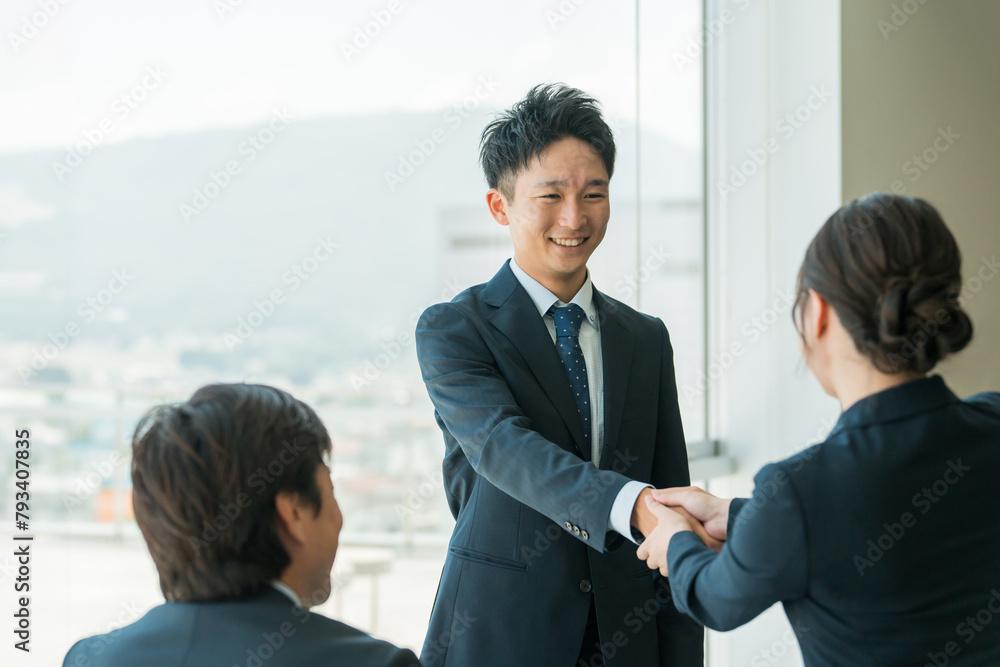 企業のオフィス・会議室で握手をして挨拶・自己紹介・契約を結ぶビジネスマン
企業のオフィス・会議室で握手をして挨拶・自己紹介・契約を結ぶビジネスマン