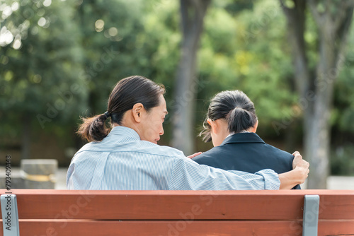 Canvastavla ベンチで落ち込む・ショックを受ける中学生・高校生の女の子を励ます・慰める女性教師・母親（トラブル）