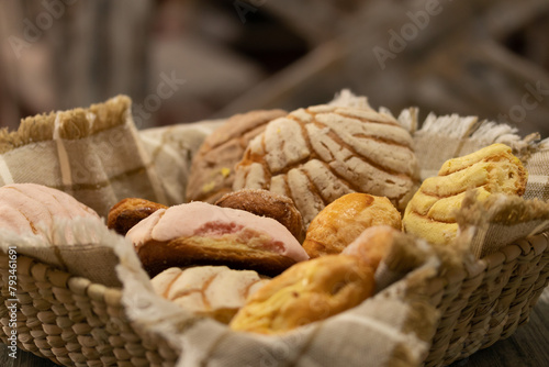 pan dulce mexicano bolleria sobre cesto cuadrado 