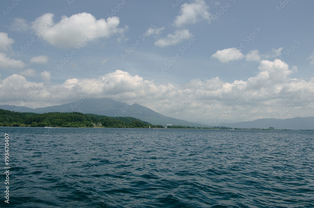 福島県猪苗代湖から磐梯山を望む風景 福島県猪苗代湖から磐梯山を望む風景