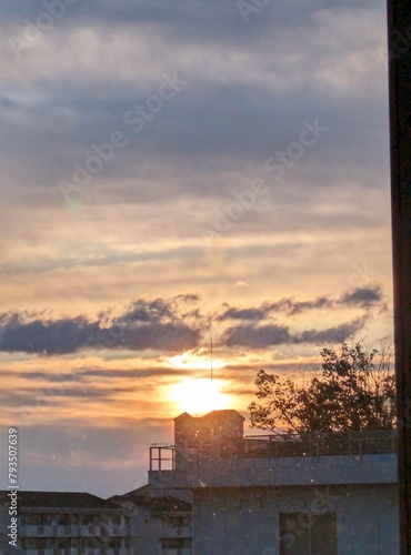 朝焼けのある窓辺