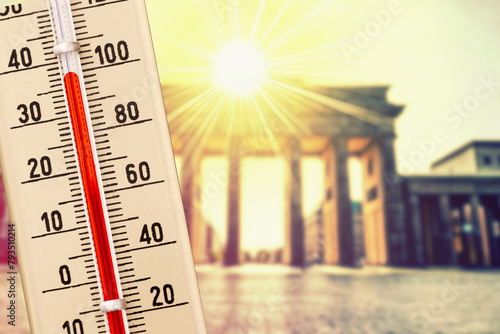 Ein Thermometer und Hitze im Sommer im Berlin photo