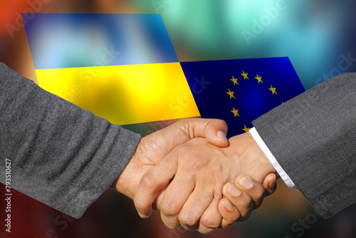 Flagge von Ukraine und Handschlag zwischen Ukraine und EU