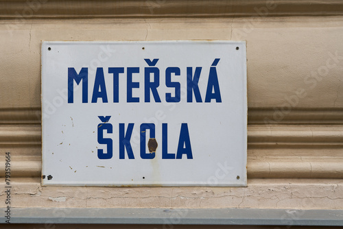 Schild mit der tschechischen Aufschrift Materska Skola, Kindergarten, Vorschule in der Innenstadt von Prag