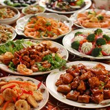 Un delicioso banquete compuesto de varios deliciosos platos asiáticos multicolores