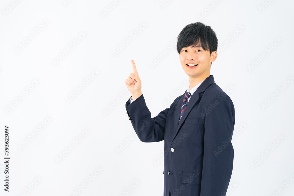 白バックを指さす男子学生
