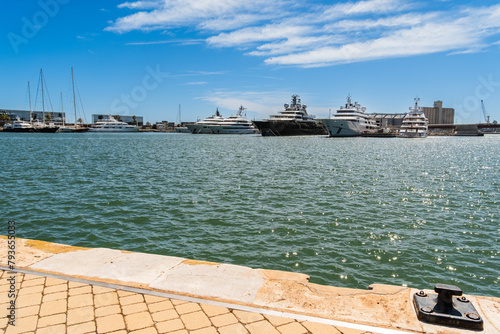 Blick auf den Yachthafen von Tarragona mit Luxusyachten, klarem blauen Himmel und ruhigem Meer, Tarragona, Spanien