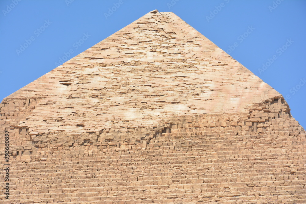 カフラー王のピラミッドの頂上部分