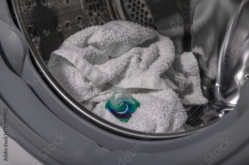 Kapsułka do prania białych ubrań w bębnie pralki 