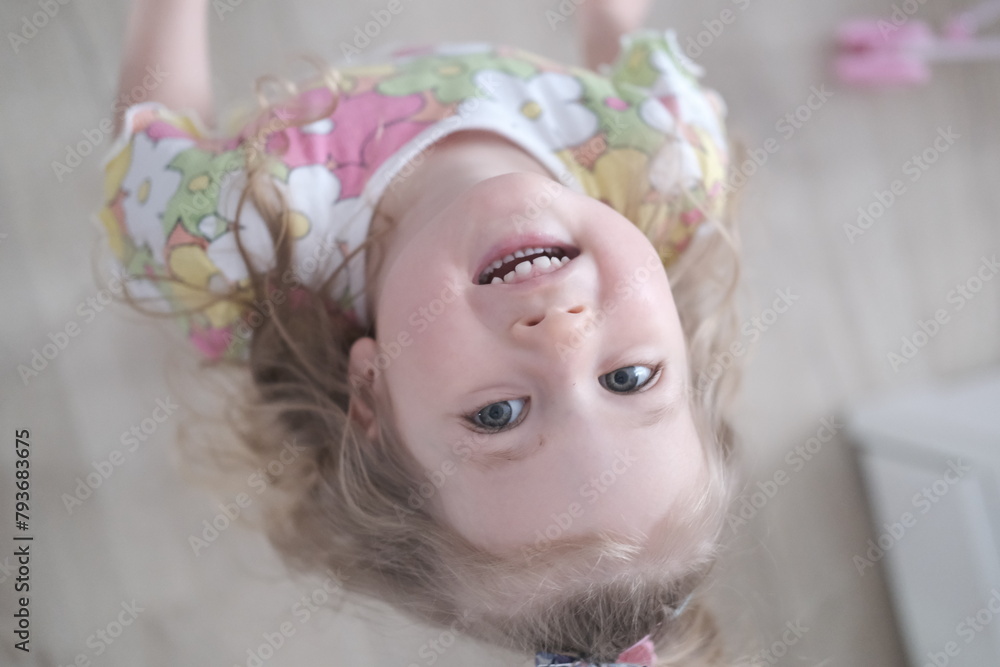 little girl looks up - obrazy, fototapety, plakaty 