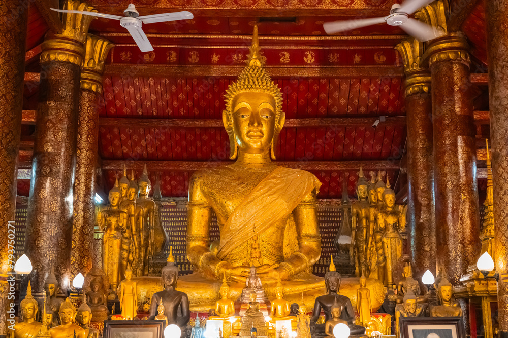 Fototapeta premium The gold Buddha statue at Wat Mai Suwannaphumaham in Luang Prabang, Laos
