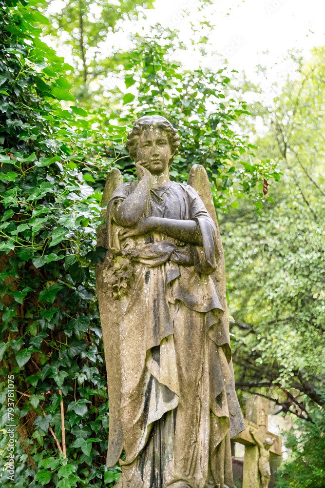 alter großer Engel  auf dem Highgate Cemetery in London Camden