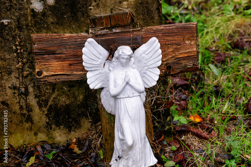 schöner kleiner Engel vor einem Kreuz auf dem Highgate Cemetery in London Camden photo