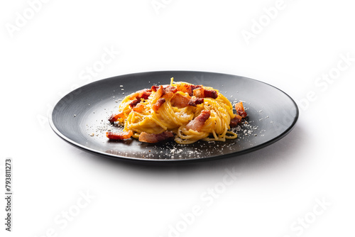Piatto di spaghetti alla carbonara su fondo bianco, ricetta tradizionale di pasta italiana, cibo europeo  © Alessio Orrù