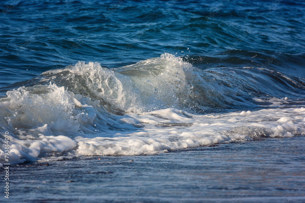 Obraz premium Beautiful sea waves on a beach, natural abstract background suitable for wallpaper