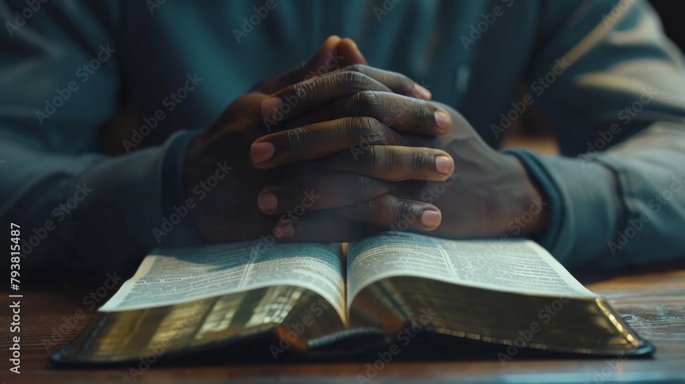 Obraz premium A pastor's hands resting on the open pages of the Bible as they lead a congregation in prayer, embodying spiritual leadership.