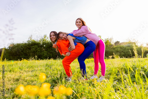 Ragazze che ballano in un parco. photo