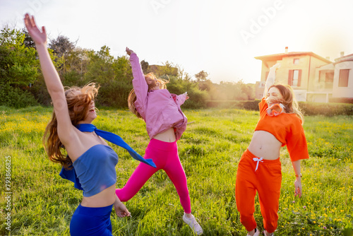 Ragazze che ballano in un parco. photo